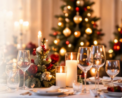 Dukat julbord med levande ljus, glas och julgran