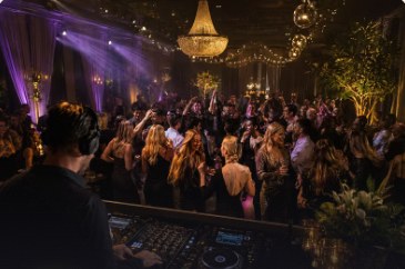 DJ spelar för fullt dansgolv på en privatfest